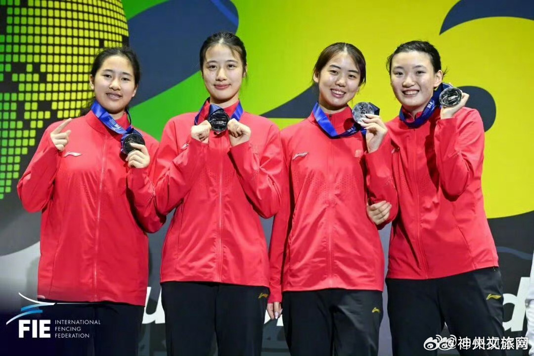 中国青年佩剑队男女团体齐夺银2026年世界青少年击剑锦标赛在巴西里约热内卢进行。