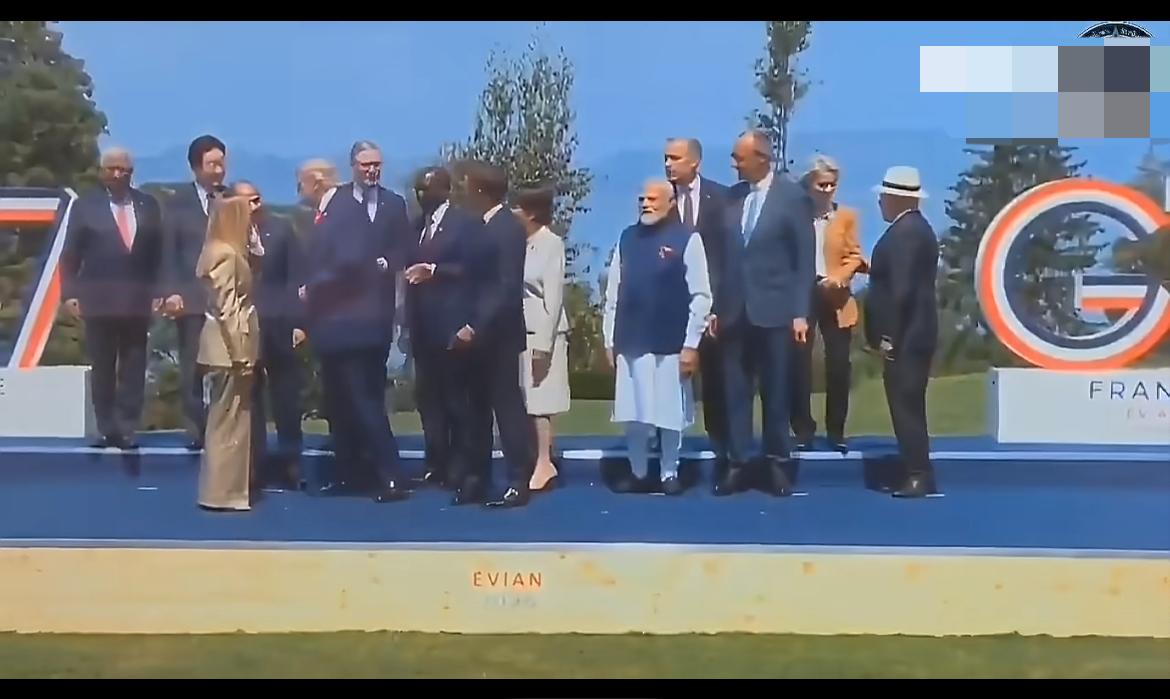 G7合影刚结束，所有人的目光都投向了特朗普。

由此可见，美国是核心，起着决定性