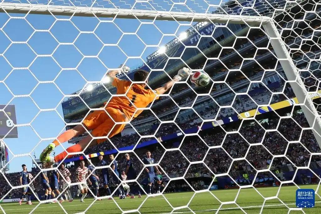 [太阳]炸裂足坛！世界杯56年铁规首次破例，美国政界施压FIFA豁免红牌，特权加