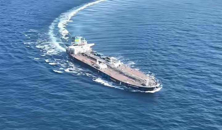 就在近期，美国国民警卫队，陆续拦截三次中国香港油轮，总吨位高达几百万吨。他们说没