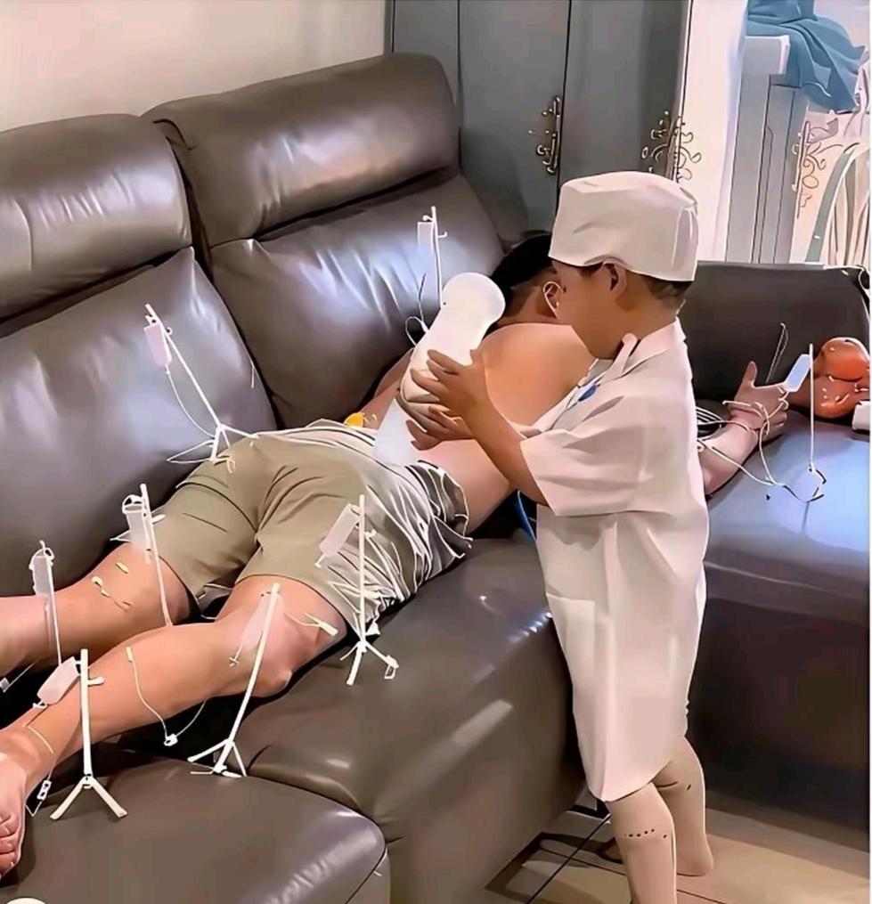 熊孩子在给他爹看病……又是打吊瓶，又是打小针，能不能看好先不说，快捯饬两小时了！