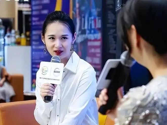 半蹲递麦风波之后，陈璇还能不能继续出镜主持，成为舆论热议话题。
这次半蹲采访事件