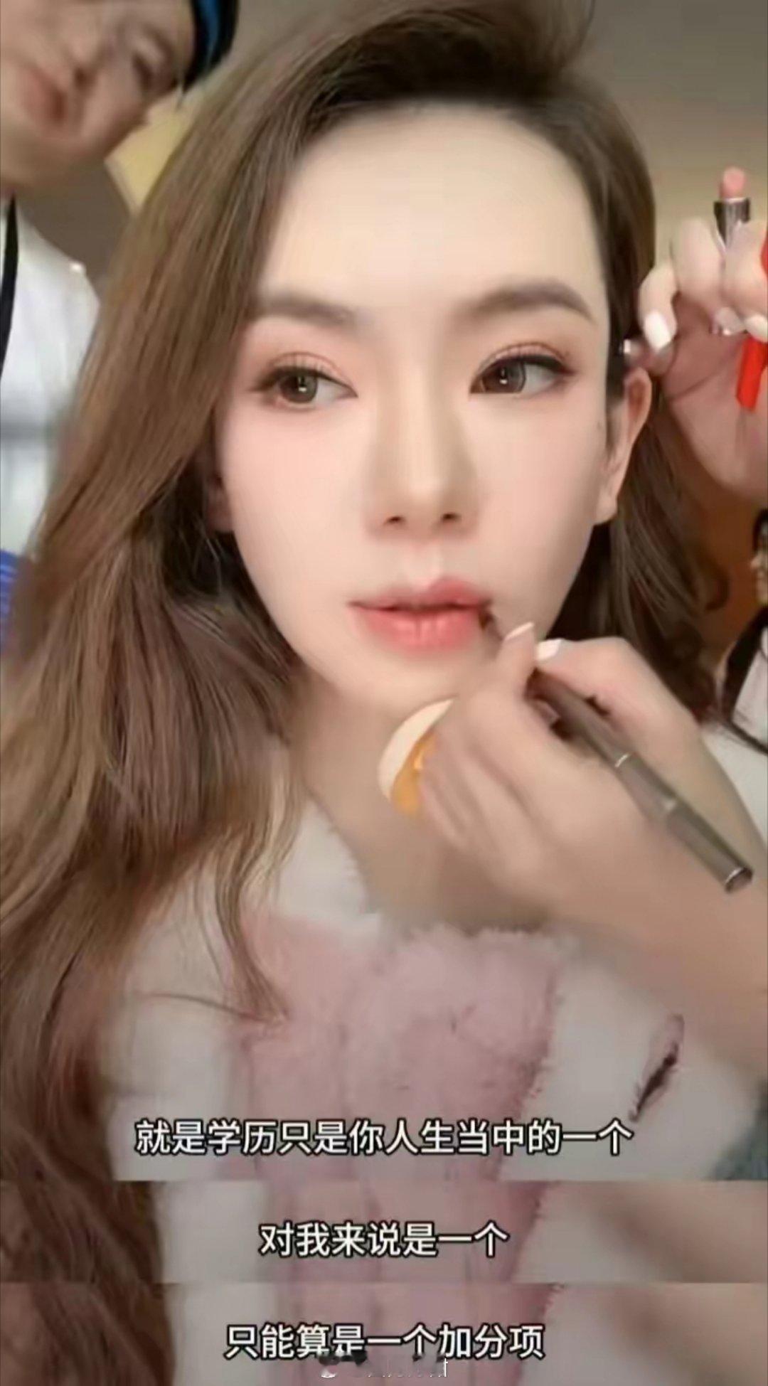 戚薇 不要再说是我的狗戚薇直播对自己当前的生活状态感到非常满意，认为18岁并非人