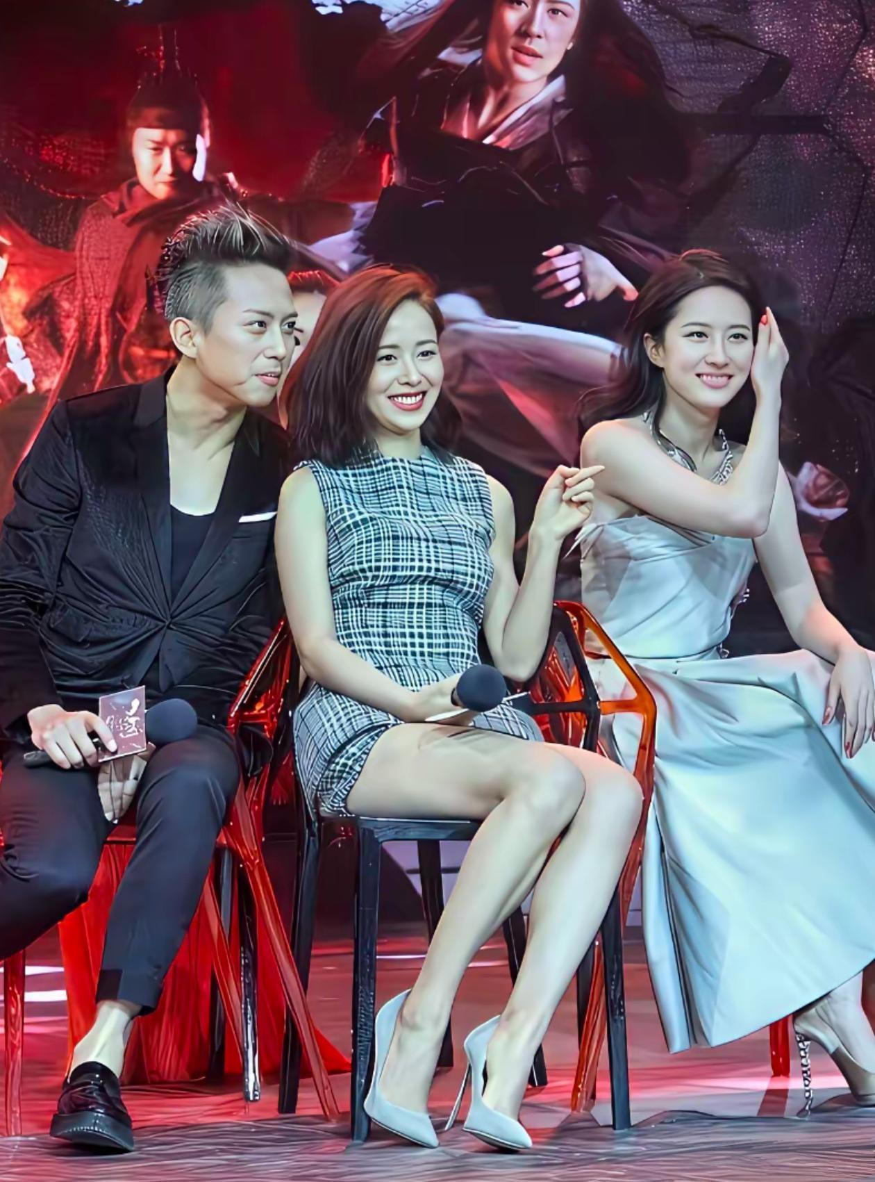 同框刘亦菲毫不逊色，中间这位美女有人认识吗？
身形优越，长腿格外抓人目光，大家觉
