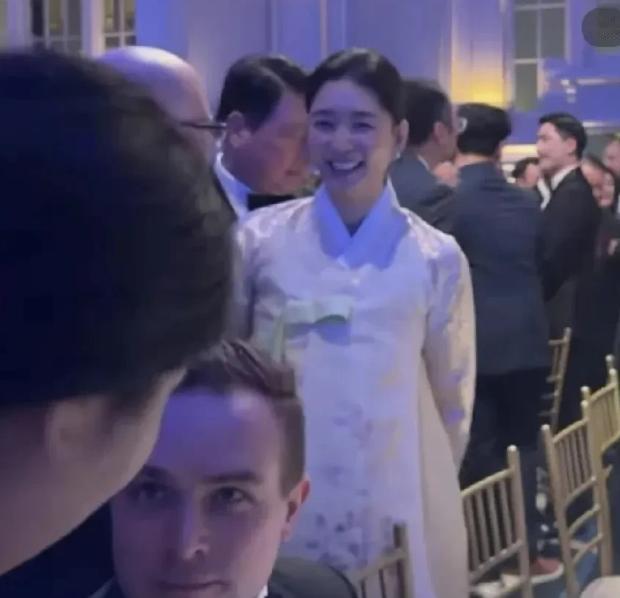 前两天纽约这场高端商务活动，真的看呆了不少人。
SK 会长崔泰源带着伴侣，传说中