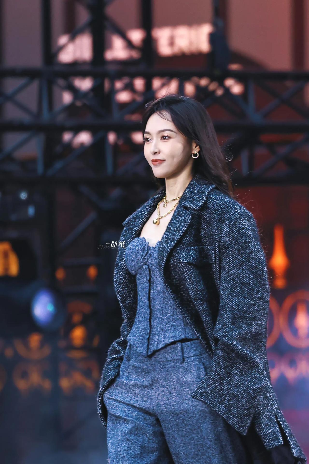 唐嫣这个走路气势足足的，不输模特，这个表情瞬间回到繁花里的角色。#唐嫣t台首秀#