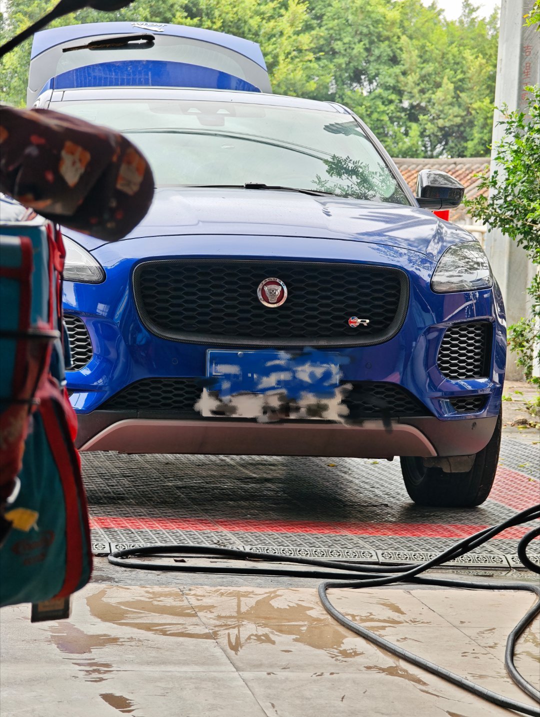 自从提了方程豹和油价上涨后，又一个月没开过捷豹了。车子太脏了，拉出来洗洗车吧。捷