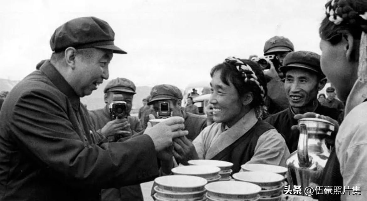 1975年9月11日，华国锋同志率领中央代表团离开拉萨回北京时，拉萨各族各界三万