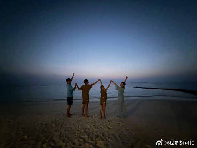 孙俪和邓超的爱情好让人喜欢和羡慕，从两个人到四个人，从年少到长久。有种陪伴是最长