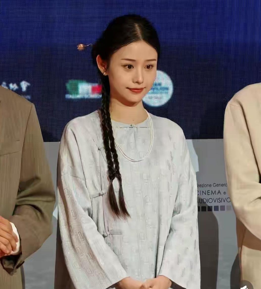 《给阿嬷的情书》王晓慧的颜值确实扛打。威尼斯电影节上，李思潼、王晓慧同框，李思潼