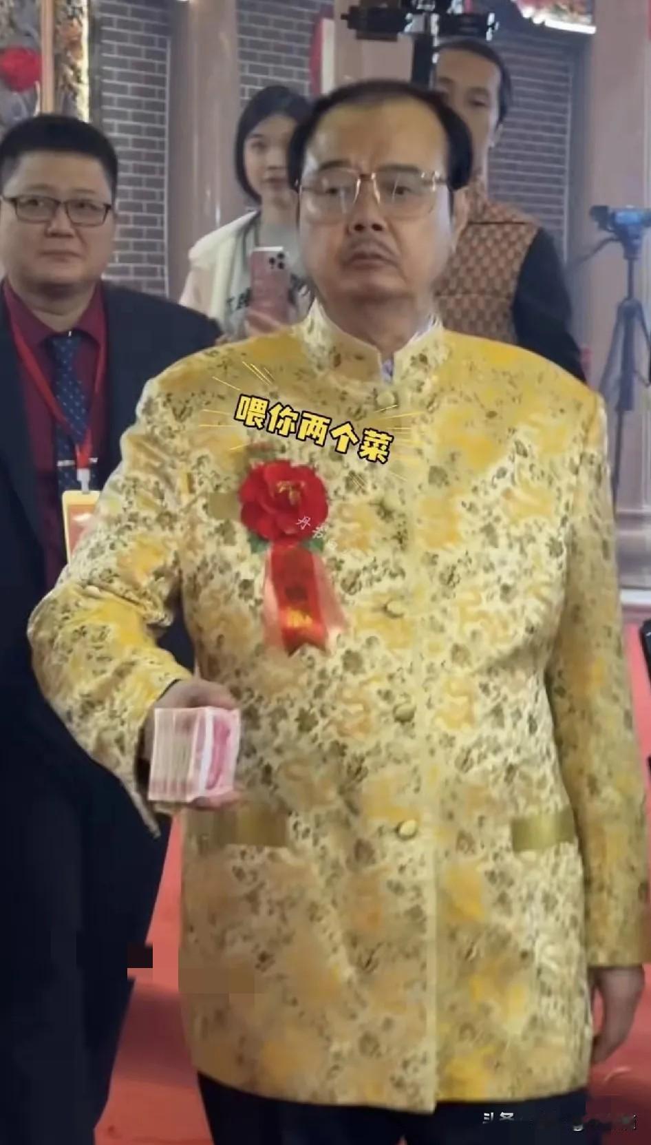 吴镇明捐款1500万建祠堂。
当地网友说：“比他有钱的人，在潮阳区还大有人在”但