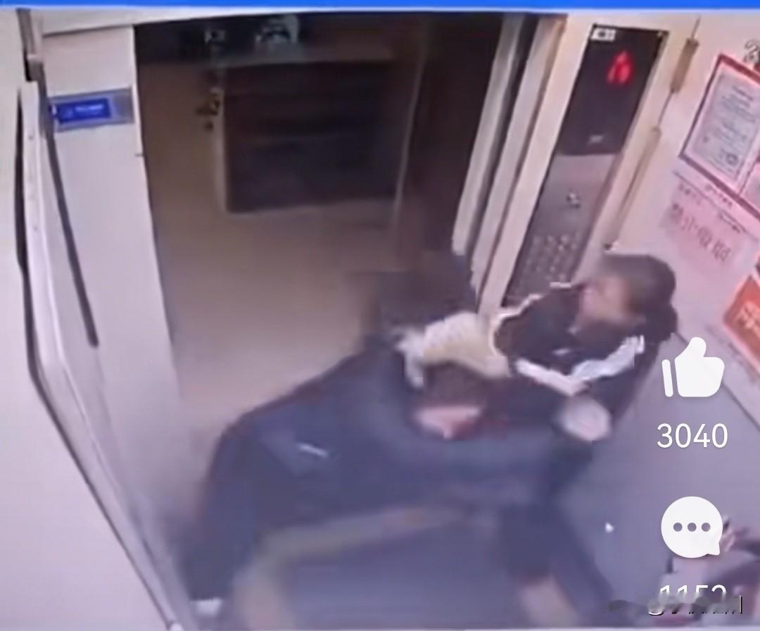 某小区电梯监控画面显示，在电梯里，一名中年女子先进入电梯后，一名年轻女子随后进入