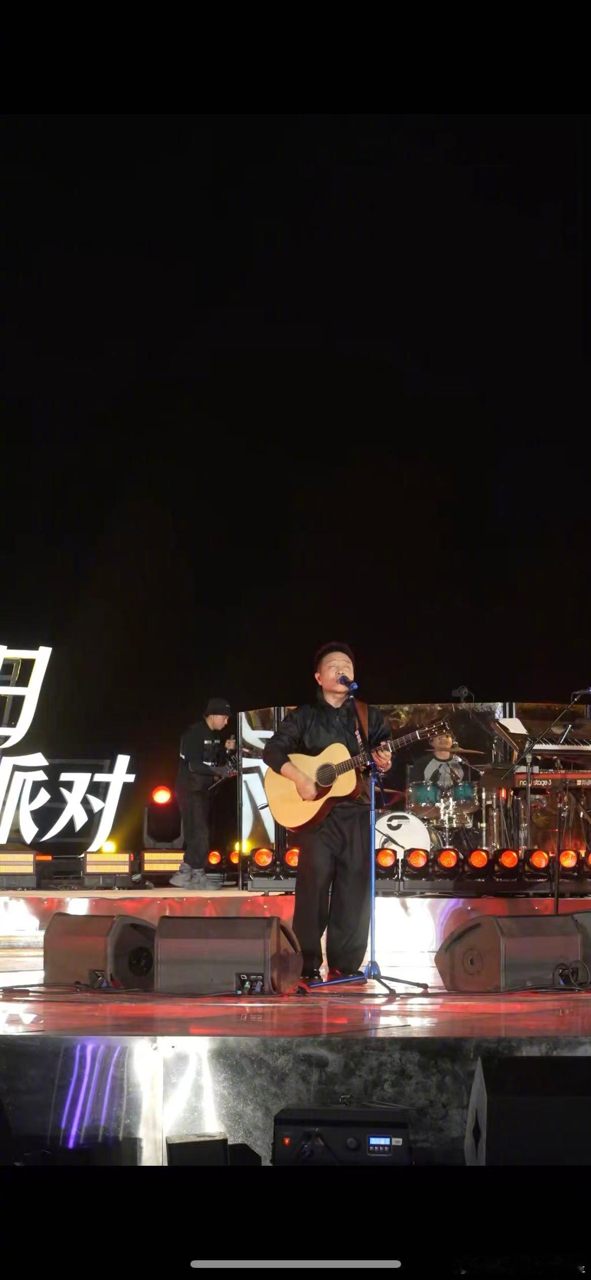 许巍一嗓子唱出一朵蓝莲花 月牙湾的这场演出，简直是视觉与听觉的双重“骗局”——骗