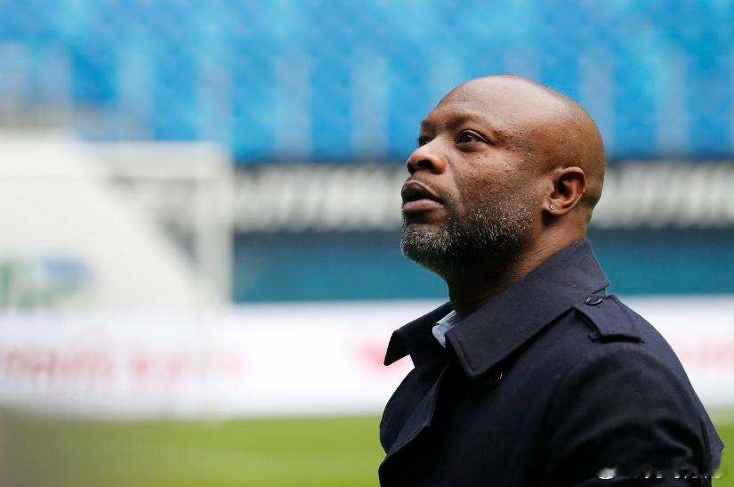 在接受《镜报》采访时，前切尔西后卫威廉·加拉呼吁俱乐部给罗塞尼尔时间。加拉这样谈