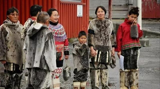 特朗普说“我们绝对需要格陵兰”，可格陵兰议会刚全票否了美国60亿“补贴”。
这不