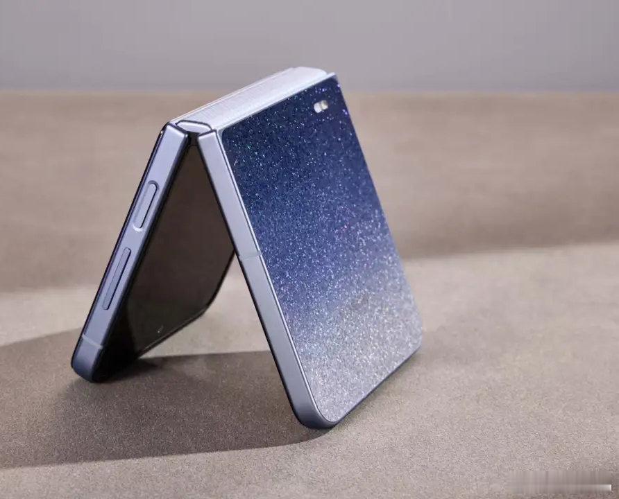 【荣耀Magic V Flip2今日发布：小折叠首款2亿主摄、5500mAh电池