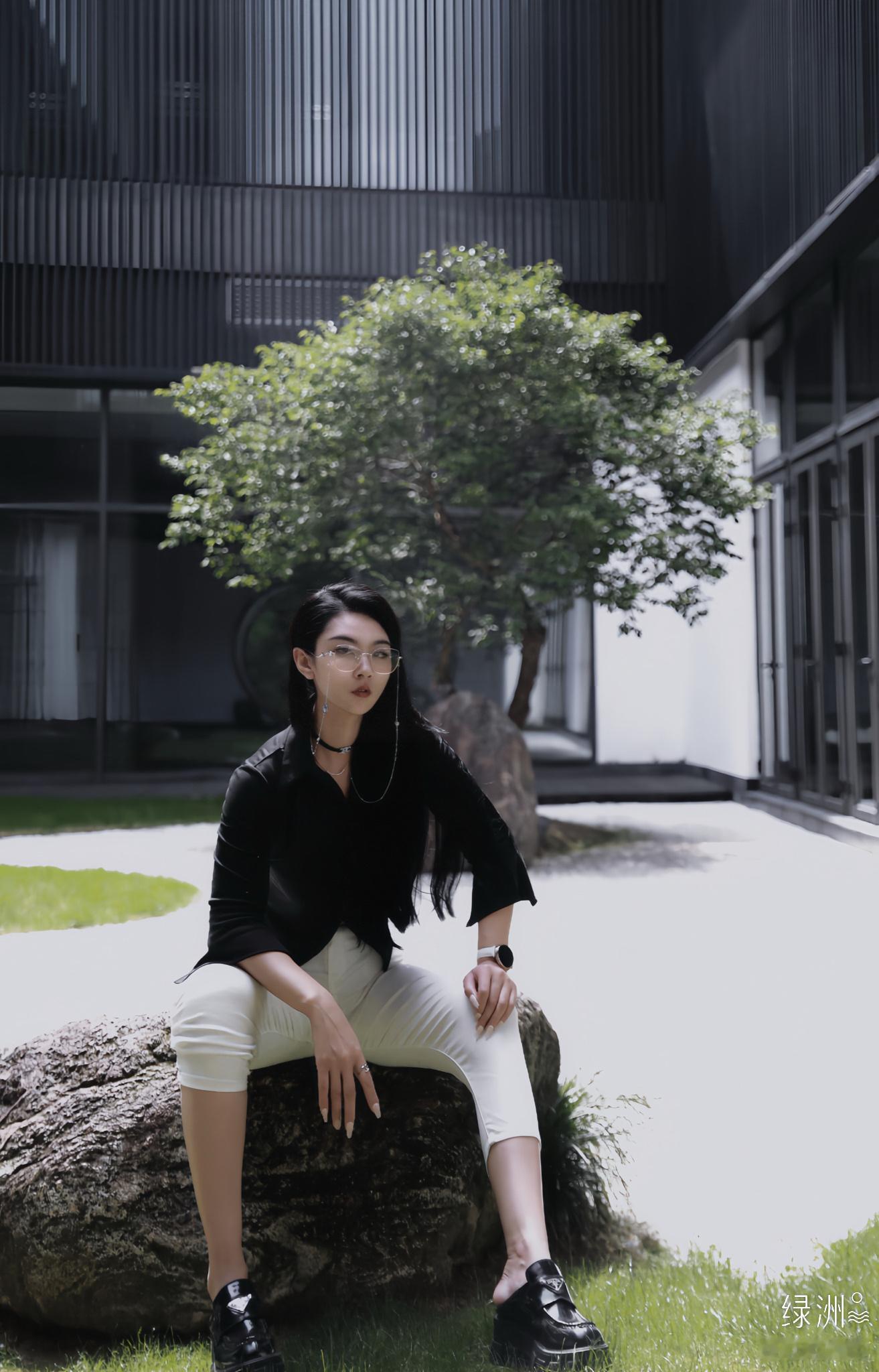 在黑白里温柔地爱彩色，在彩色里朝圣黑白。  ​​​