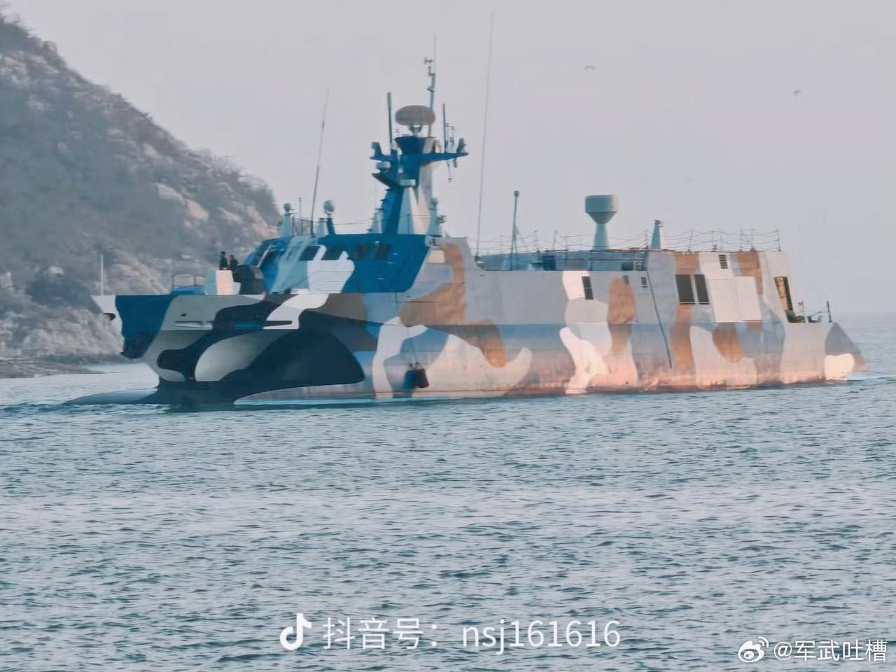 022导弹艇没有淘汰，而是改装了导弹舱没有导弹，身上多了不少天线大概率改成了海上