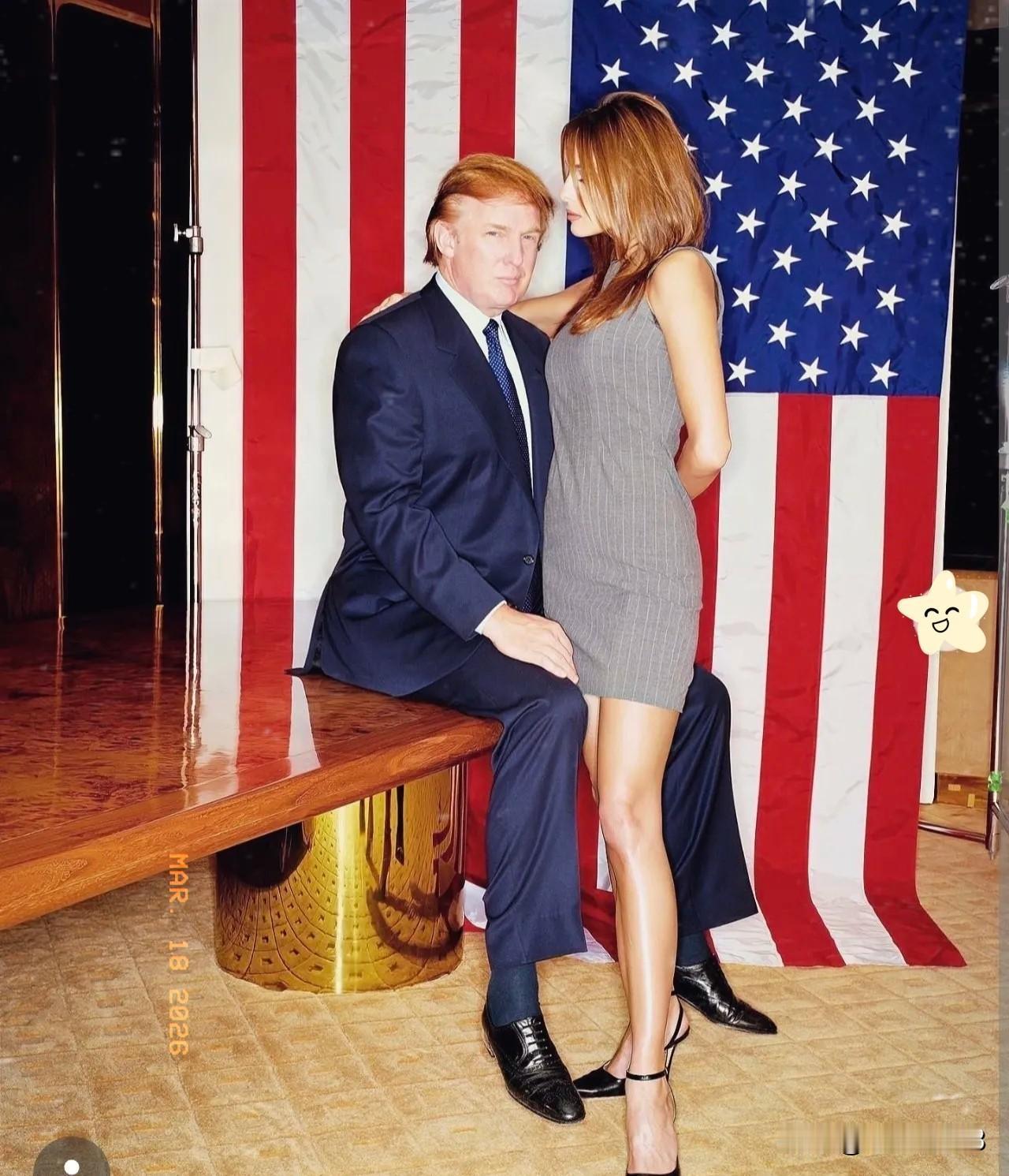 1998年，特朗普与刚相识不久的梅拉尼娅在特朗普大厦内合影，彼时二人情愫初萌，氛