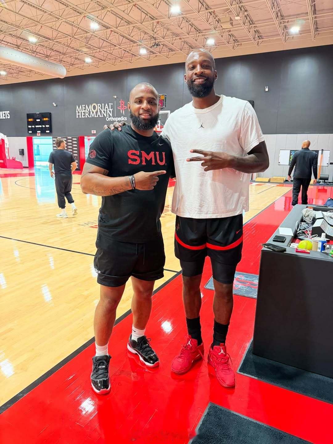 老杰夫也在火箭队新训练馆训练！休斯顿火箭NBA吐槽大会 ​​​
