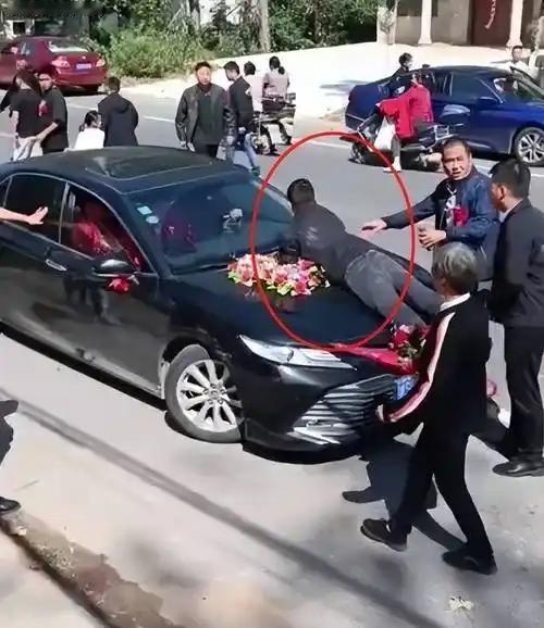 老人组团拦婚车要钱是一种丑陋的行为，要彻底制止，不能任意让他们横行霸道。这种拦婚