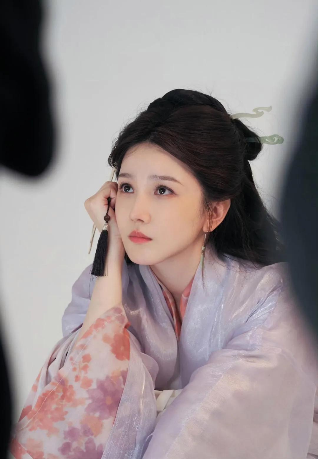 陈小纭穿古装真的太美了，仿佛从古画中走出的美人，让人心动不已。