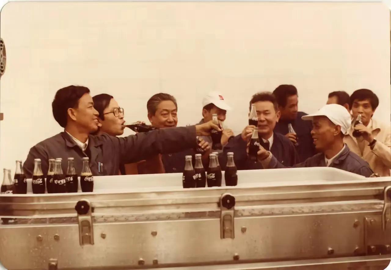 1979年，中美正式建交后，美国人非常大方的把可口可乐的全部技术和全套设备都给了