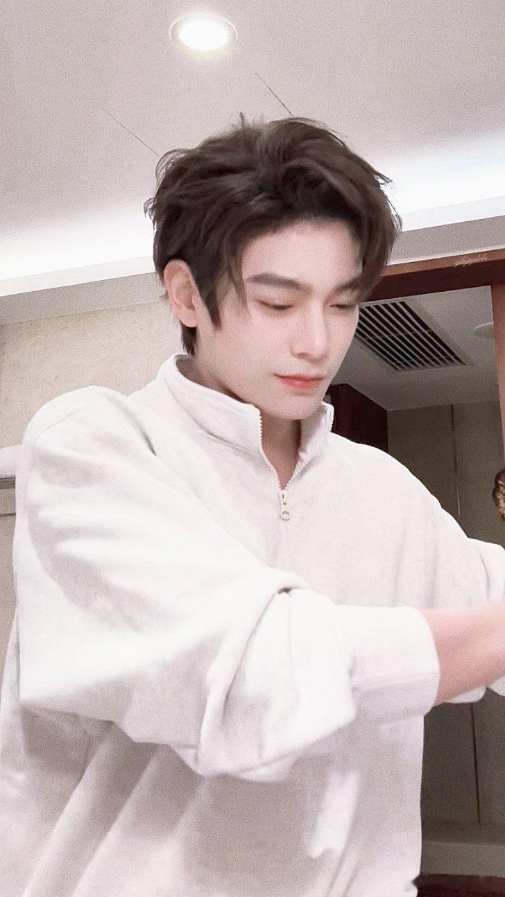 丁禹兮腾讯星光大赏 dyx丁禹兮星光大赏官宣照 偶尔觉得世界不那么美好，但是因为