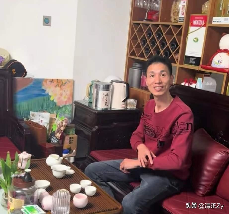 李鑫先到了深圳的韩姐姐家！他先是跟妻子报了平安，又问了父亲住院情况！然后非常放松