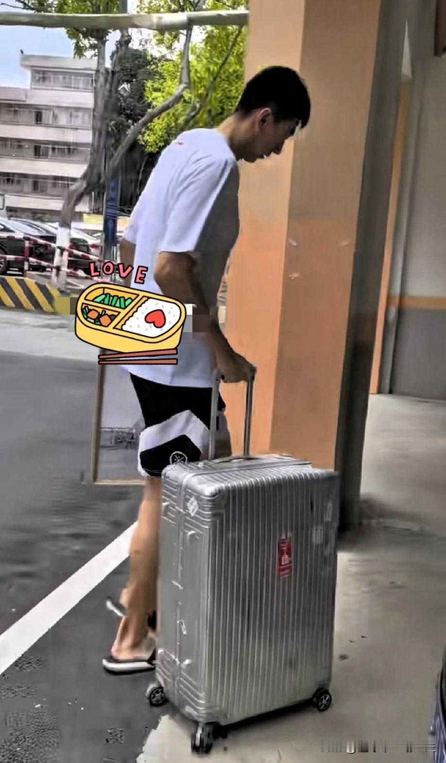 王少杰离开宏远宿舍前的一个举动，下赛季未必会回来，他把墙画拿走了，把宿舍收拾完了
