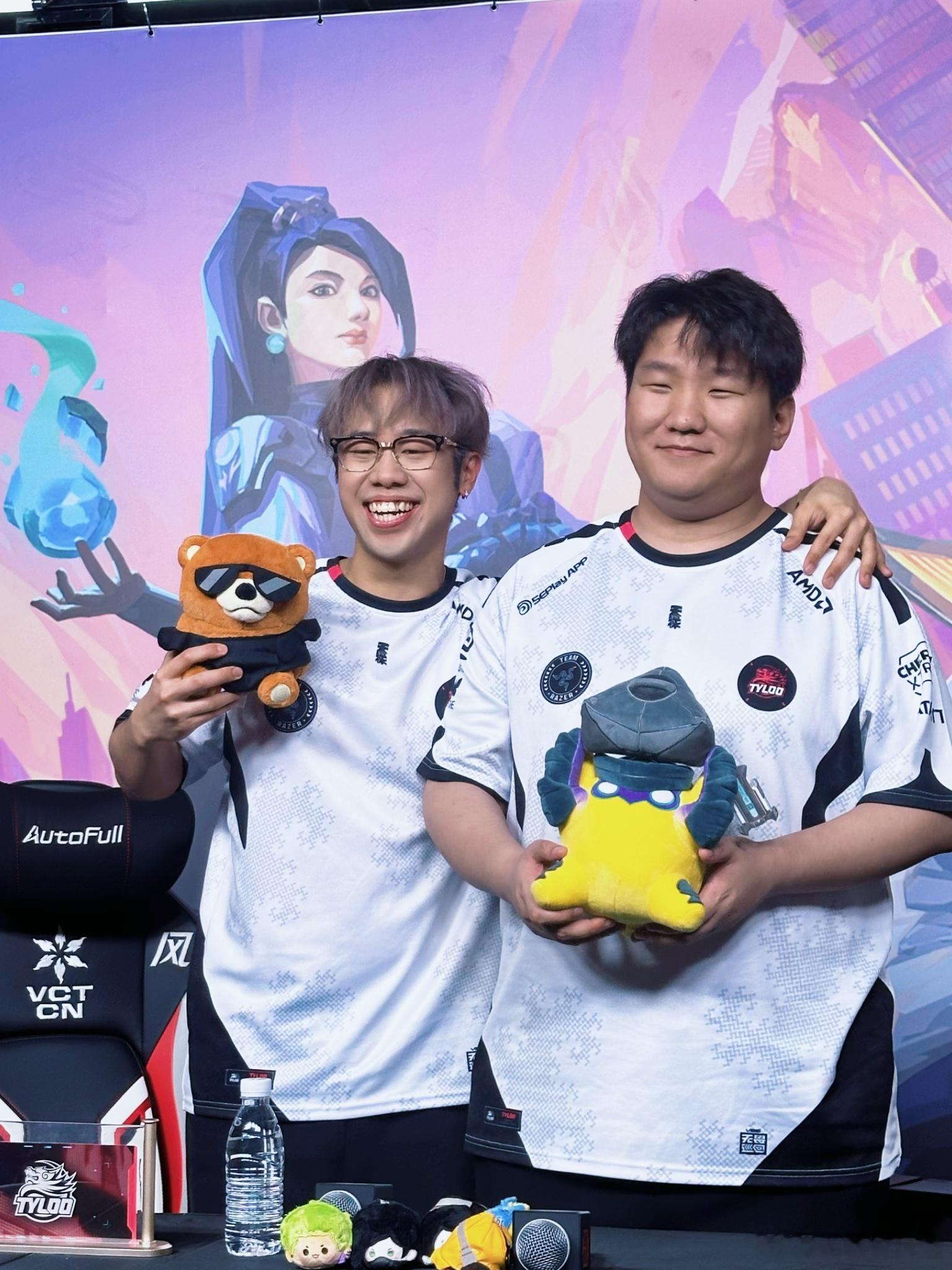 小肥和教练的合照JDG对阵TYLTYL新赛段首胜