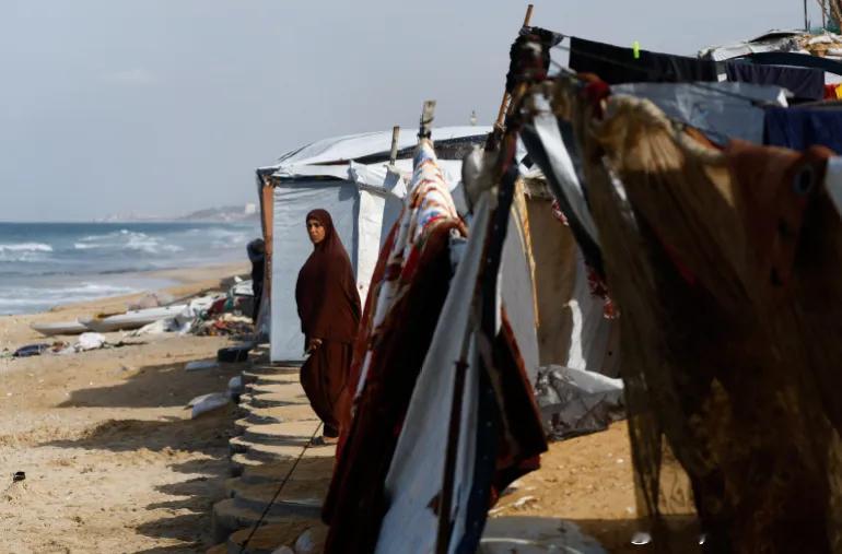 照片：在海边的流离失所营地，巴勒斯坦人正准备迎接冬季风暴图1 一名因以色列种族灭