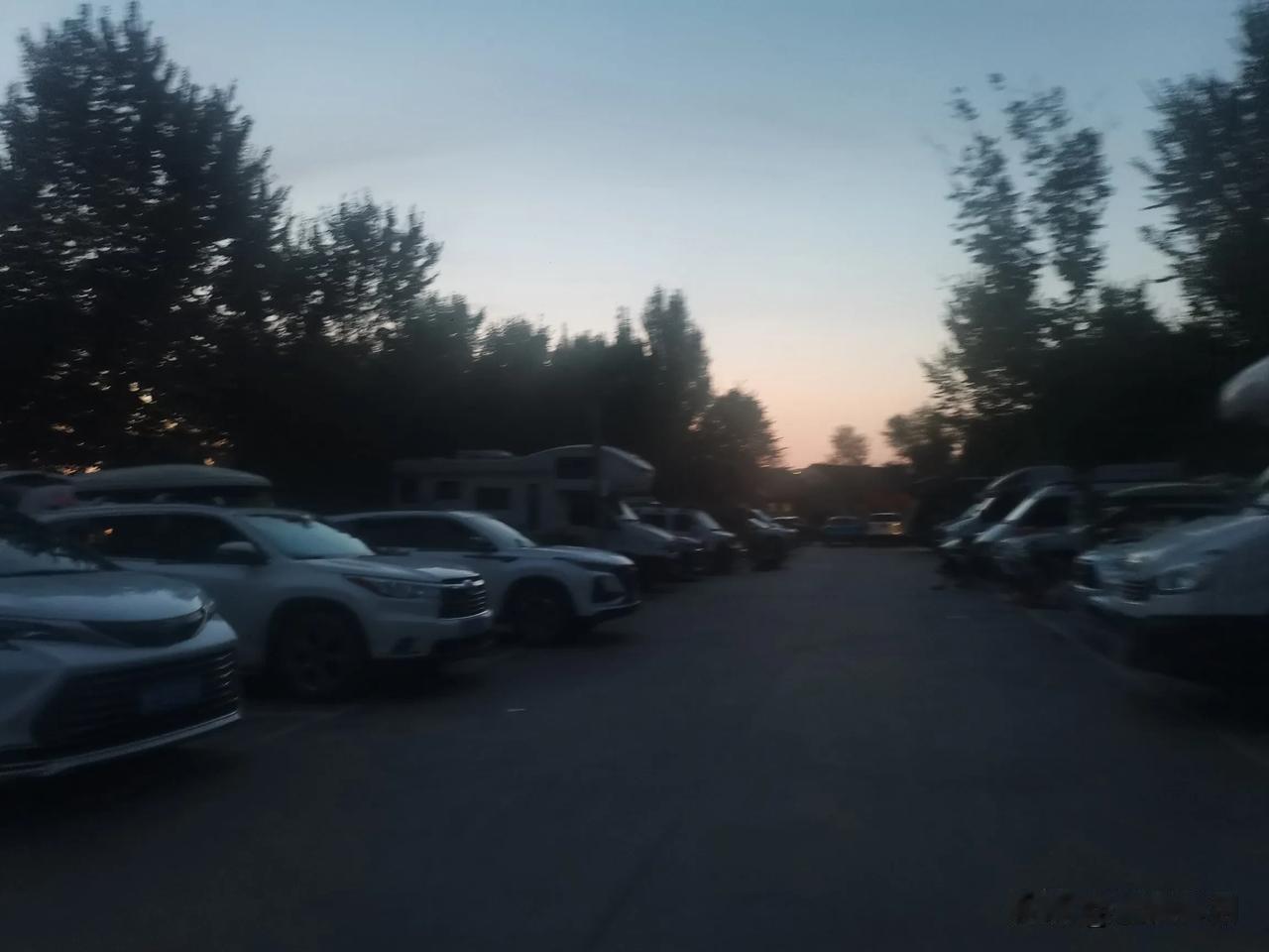 自驾游新疆大环线到哈密～吐鲁番～乌鲁木齐，晚上22点天都还亮。