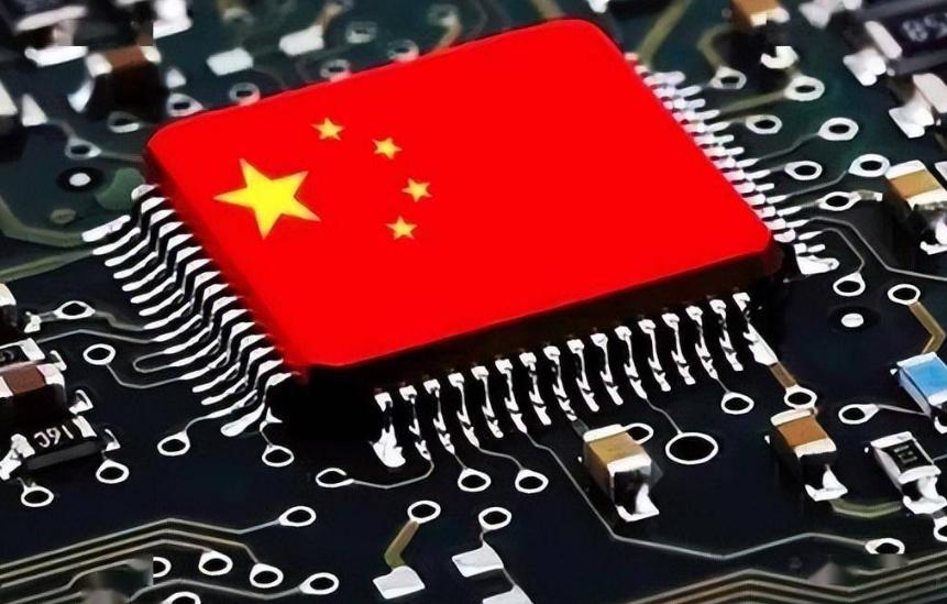 一名被美国用 “钓鱼执法” 扣押了九年的中国芯片专家，脚刚踏上祖国的土地，转头就
