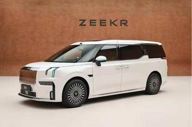 焕新极氪009上市：全栈900V高压架构 41.38万元起售
焕新极氪009于5