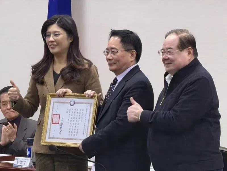 蔡正元即将坐牢，郑丽文授予勋章，为蔡正元正名，蔡正元表态亮了

因为“三中案”，