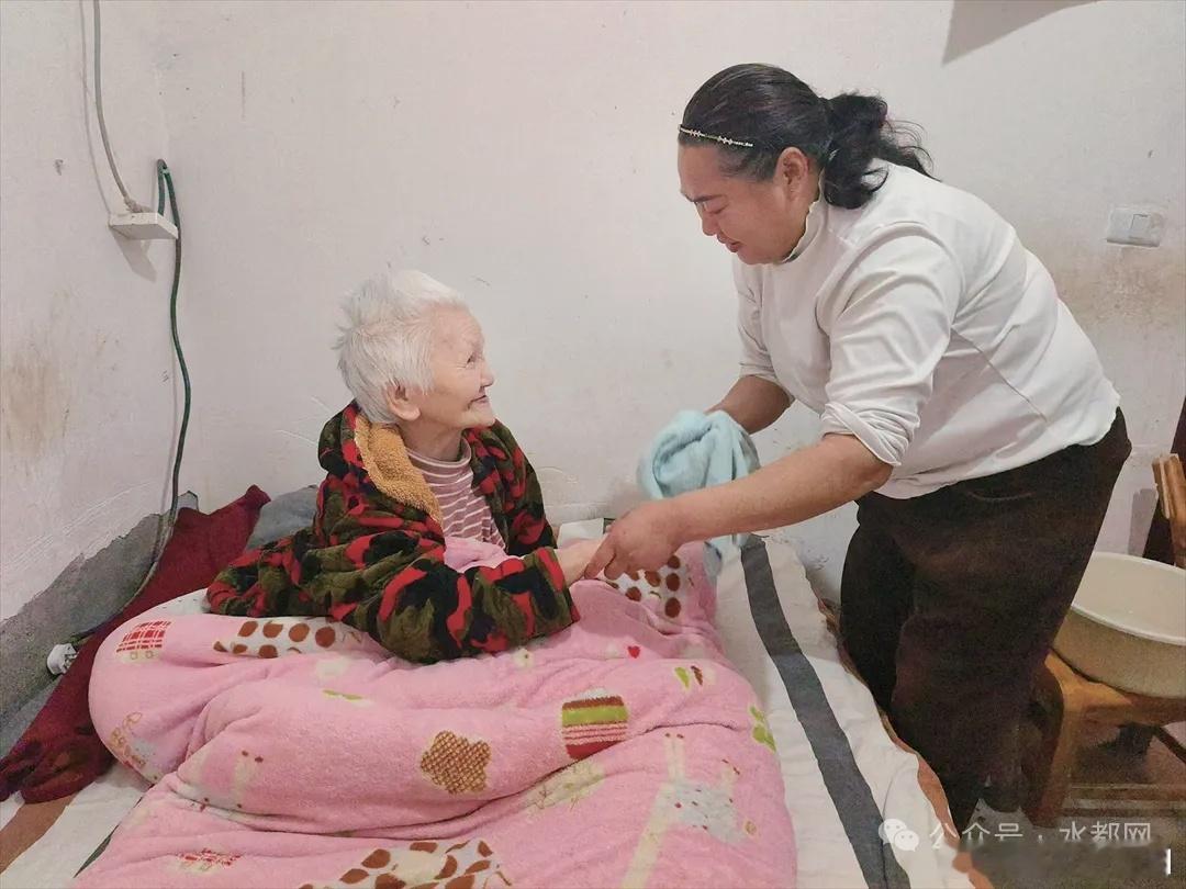 30余年坚守！照顾生活不能自理的婆婆！点赞丹江口好儿媳杨梅清晨六点，天色微亮，丹
