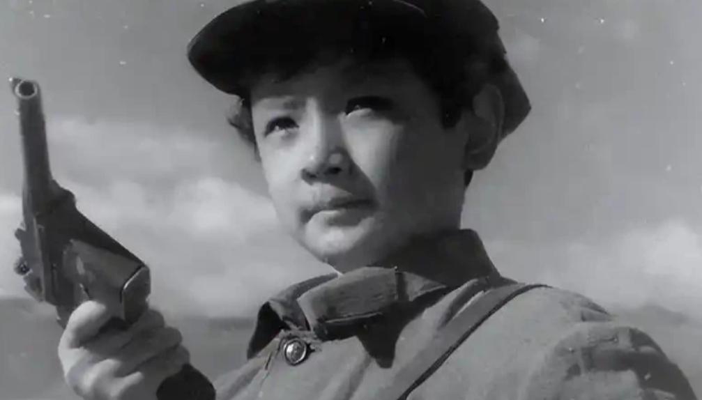 1955年全军授衔现场，一位年轻军官格外醒目，年仅29岁，被授予中校军衔，可履历