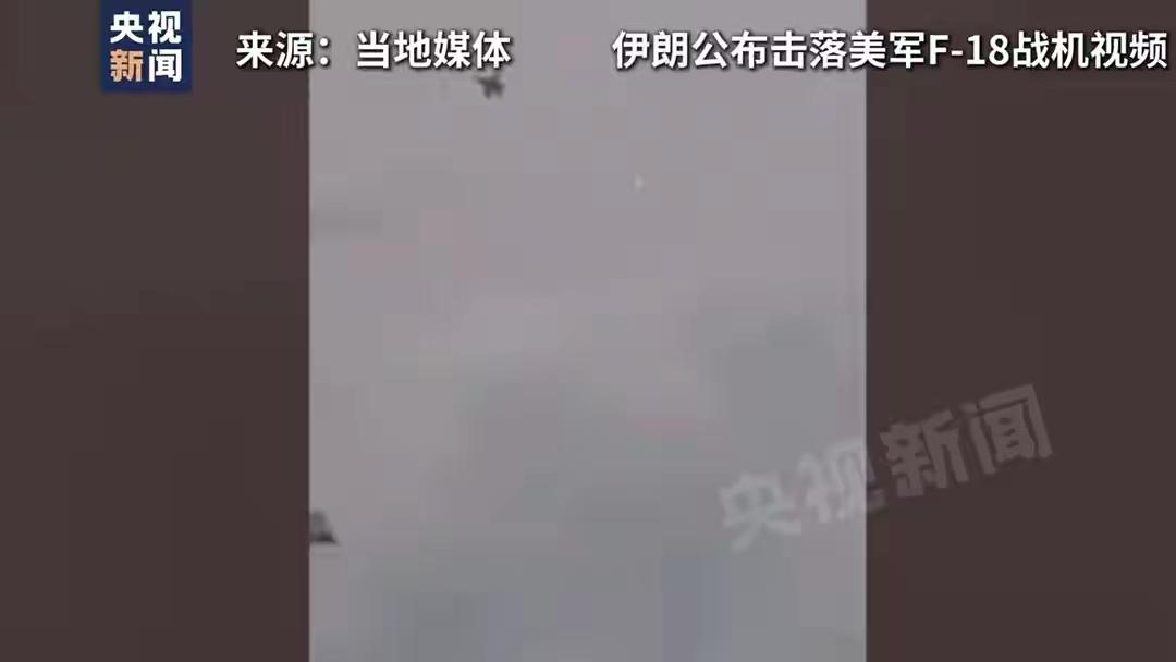 最美的风景，伊朗国产新型导弹在空中划出一道优美的弧线，瞬间击中一架美军F-18大