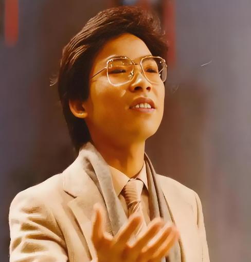 1984年，歌手张明敏得知我国举办亚运会的经费，还差了6亿的缺口时，毅然决然的卖