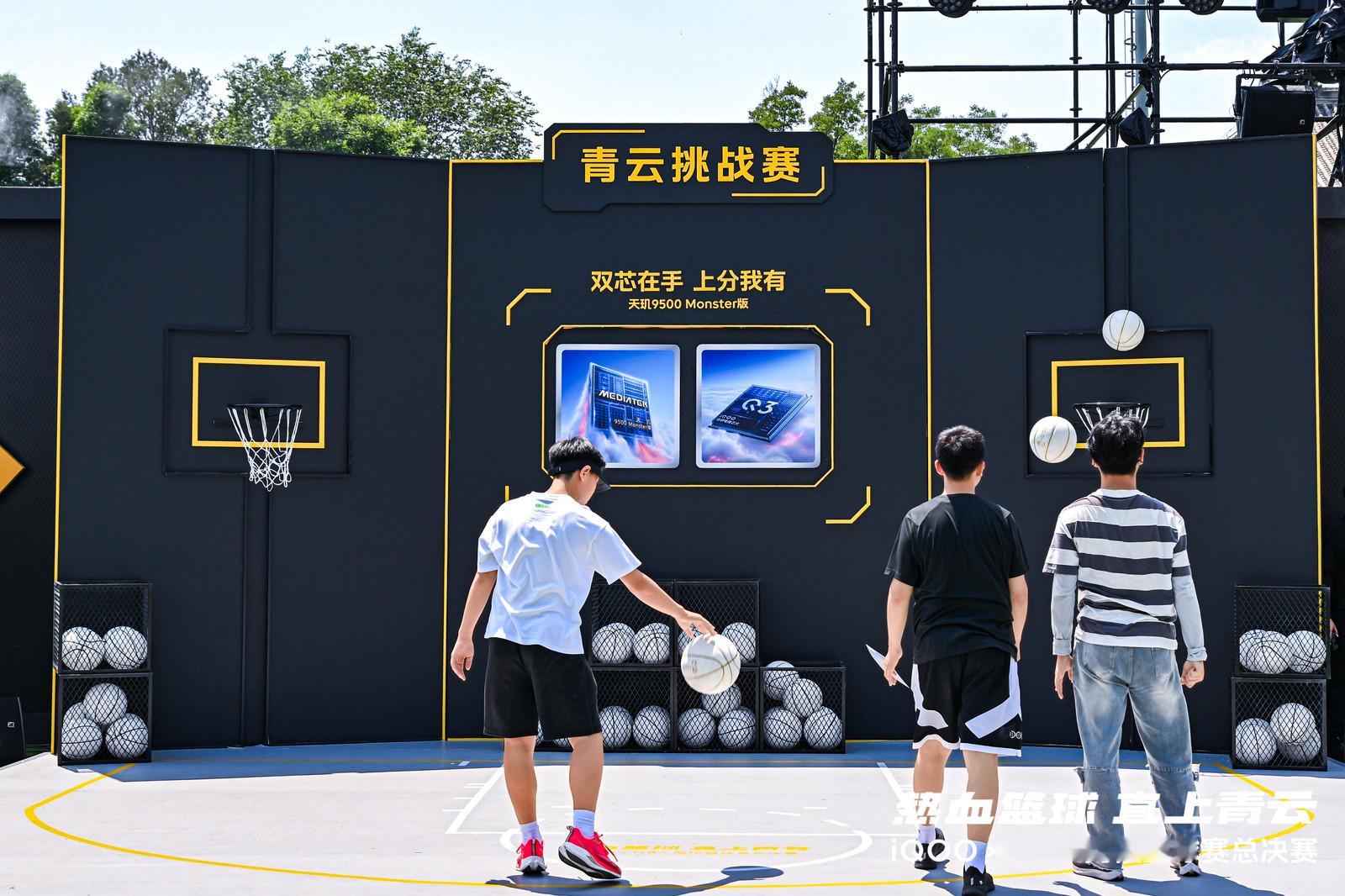 除了紧张的正赛对抗，iQOOxNBA高校篮球赛总决赛现场的互动区域也十分热闹。N