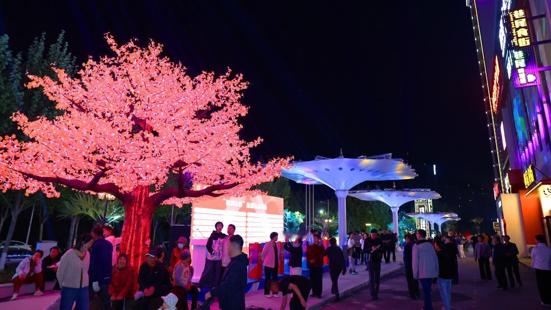5月1日晚，青岛影都后街首届灯光艺术节在青岛西海岸新区影都后街盛大开幕！影都后街