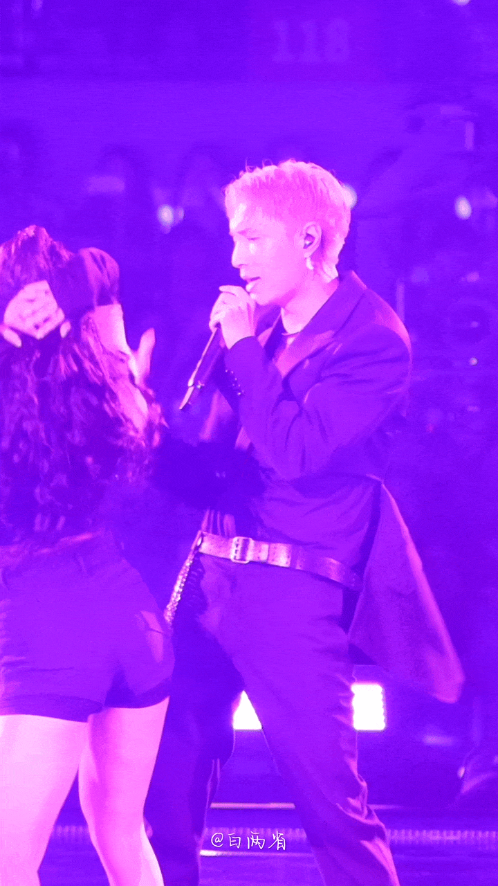 眼睛被张艺兴给辣到了！
这舞蹈动作肯定有争议，不知道编舞怎么想的? 作为艺人也没