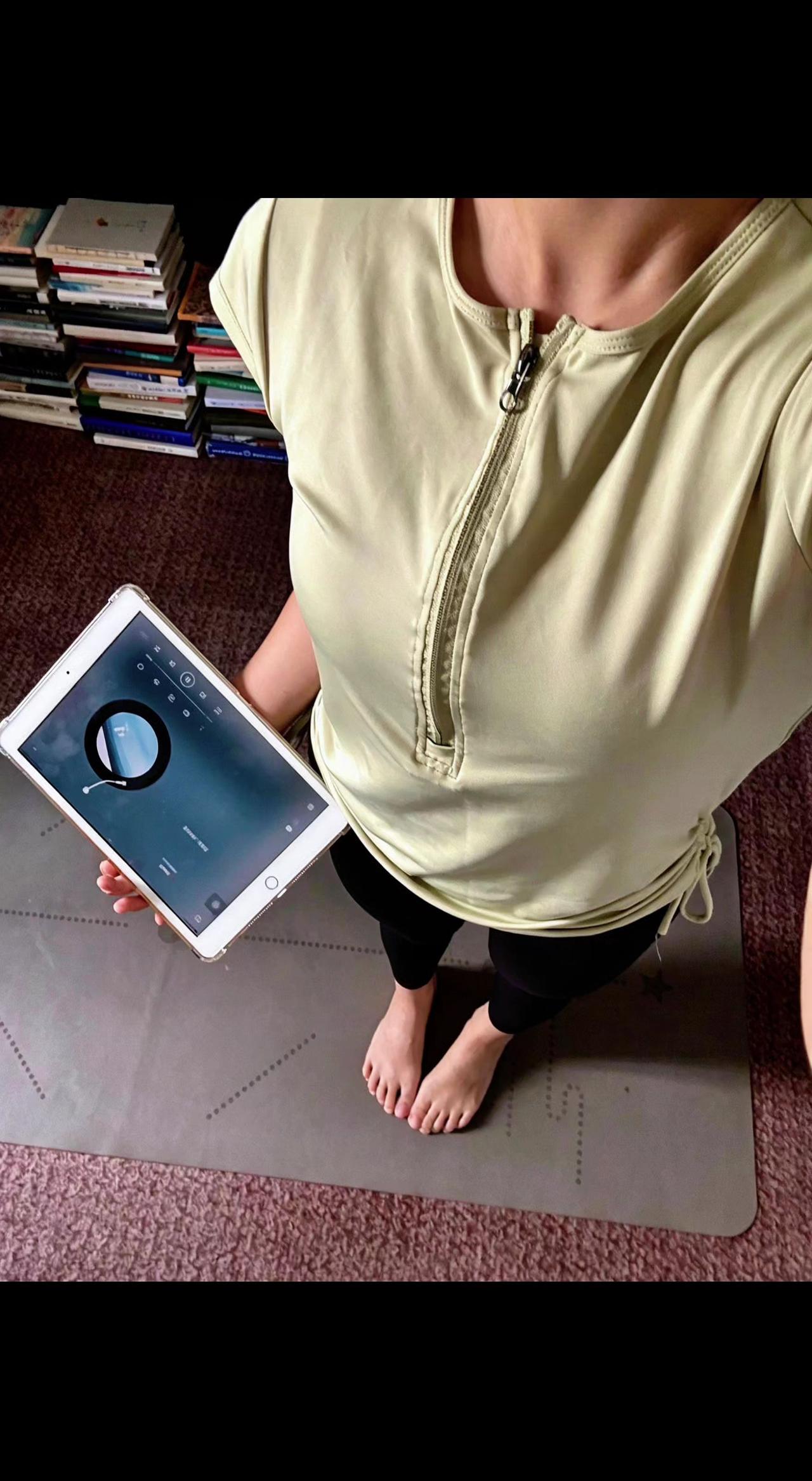 🧘‍♀️屏幕是流动的瑜伽垫，指尖划开身体的潮汐🌊。呼吸与像素共舞，方寸间自有