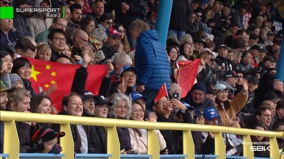 张雪机车荷兰站第十名发车比赛马上开了，今天张雪机车的德比斯第四排发车，还有雨，非