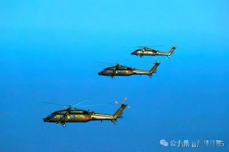 近日，第72集团军某陆航旅开展跨昼夜海上战术实弹射击训练，锤炼部队空突实战能力。
