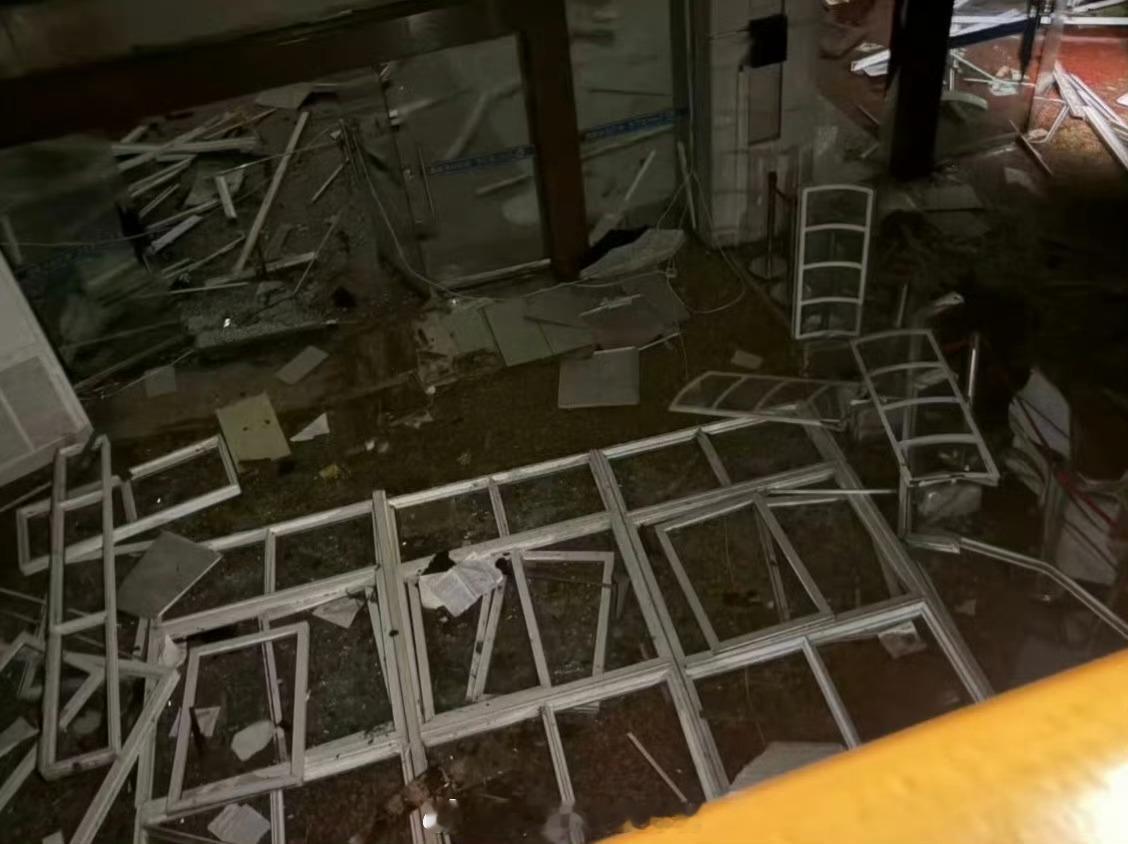 湖北龙卷风 受强龙卷风横扫影响，黄冈师范学院受损严重，学校停电中，希望一切平安
