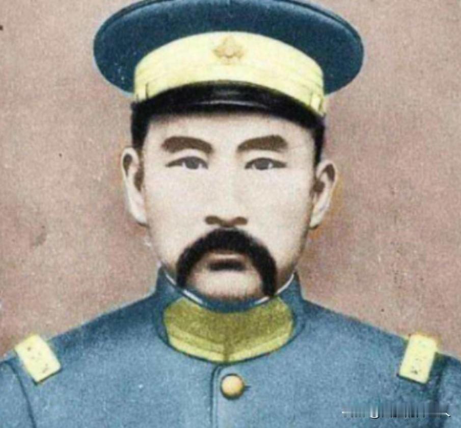 晚上，张勋上了床，枕在三姨太王克琴香软的肚皮上。他刚睡着，被弄醒了。正要把姨太死