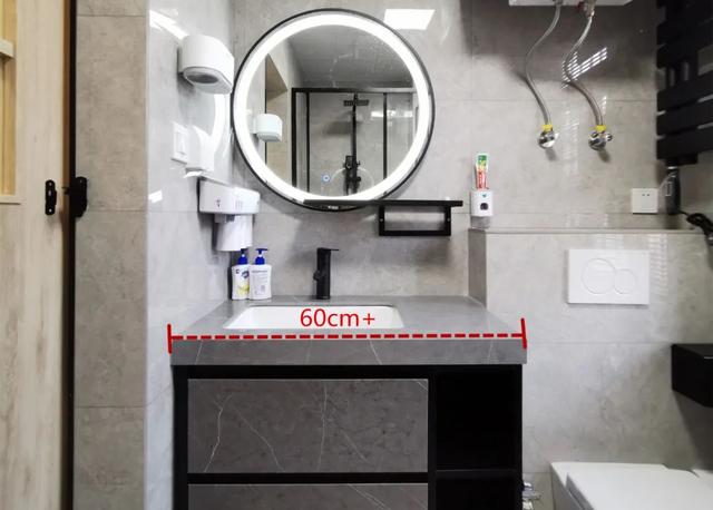 卫生间再小，洗手盆、马桶、淋浴房都得要