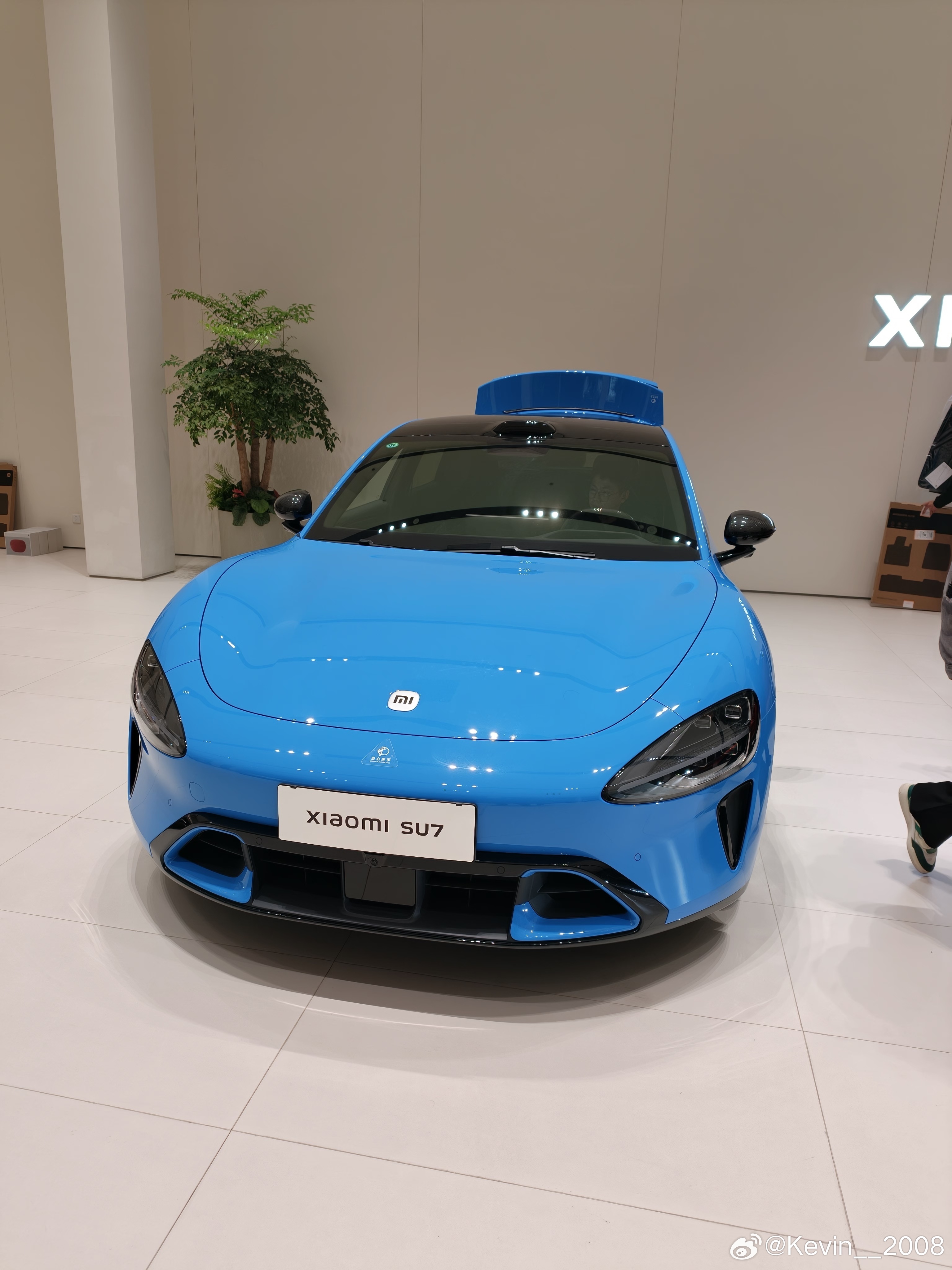 小米SU7实拍，这外观真的太帅了！ 